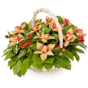 Цветочная композиция в корзине «Персиковая мечта»